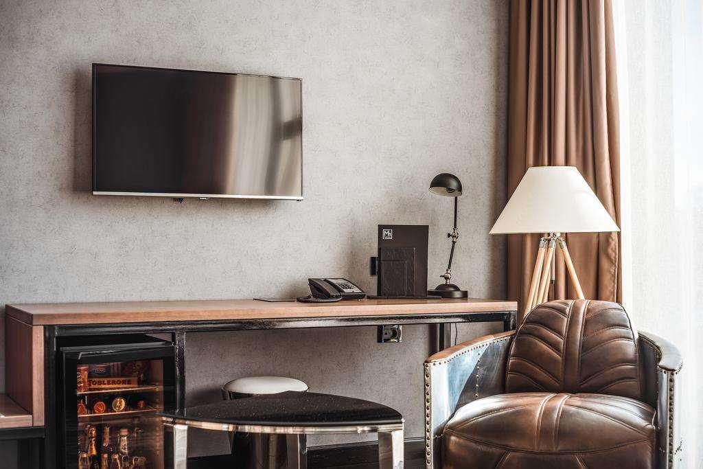 M1 Club Hotel Odesa Room photo A television mounted on a wall
