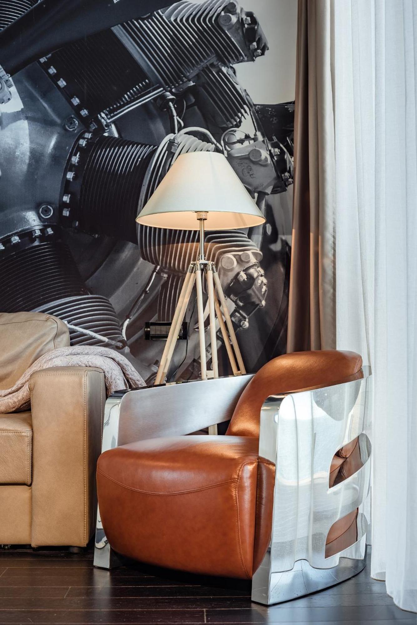 M1 Club Hotel Odesa Exterior photo A table lamp