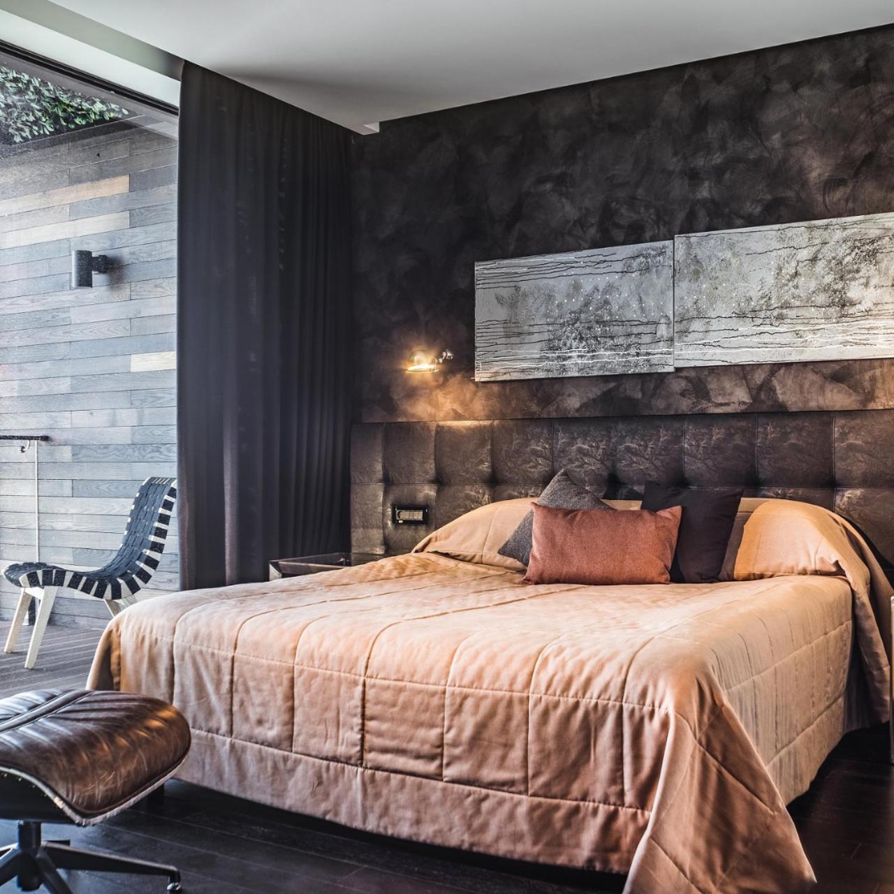 M1 Club Hotel Odesa Exterior photo A bedroom at the hotel