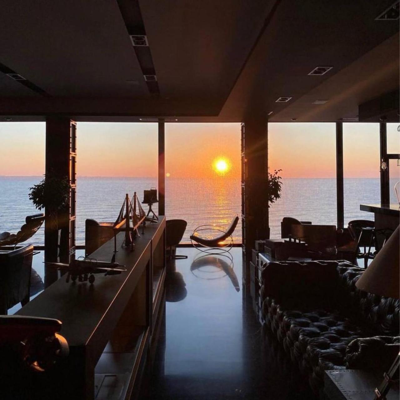 M1 Club Hotel Odesa Exterior photo Sunset at the restaurant
